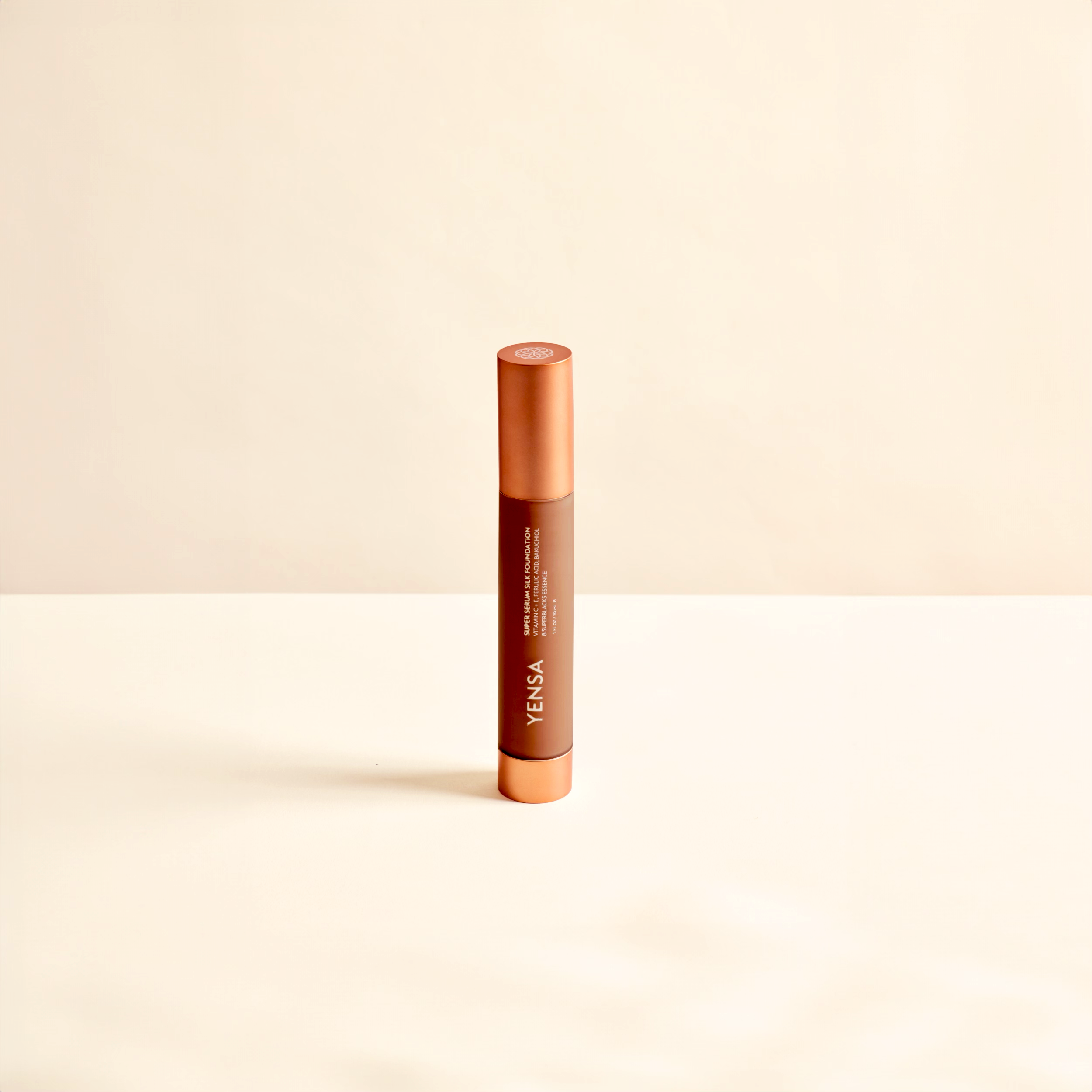 Base de maquillaje con péptidos Super Serum Silk Luminosidad Natural Hidratante para una Piel Radiante