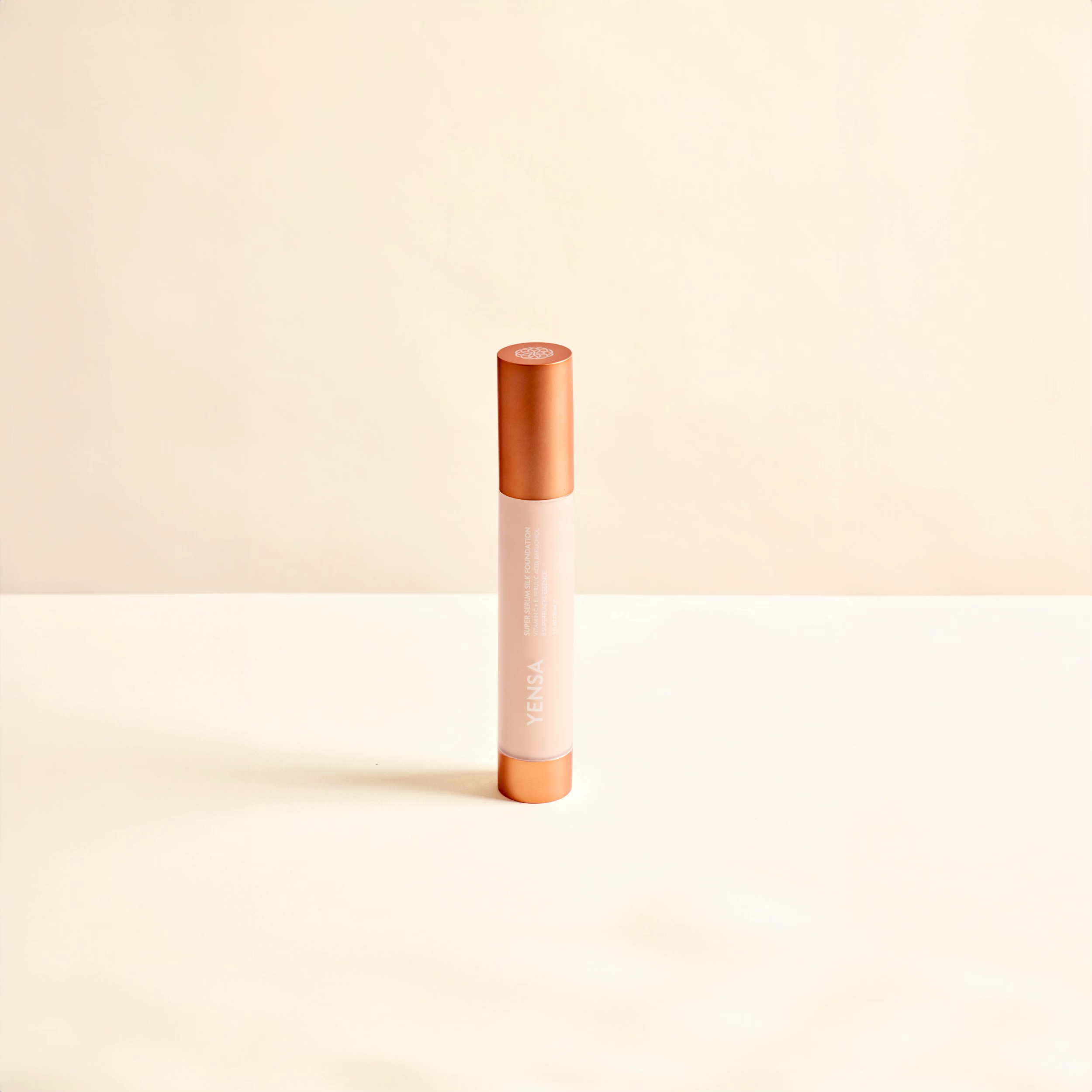 Base de maquillaje con péptidos Super Serum Silk Luminosidad Natural Hidratante para una Piel Radiante