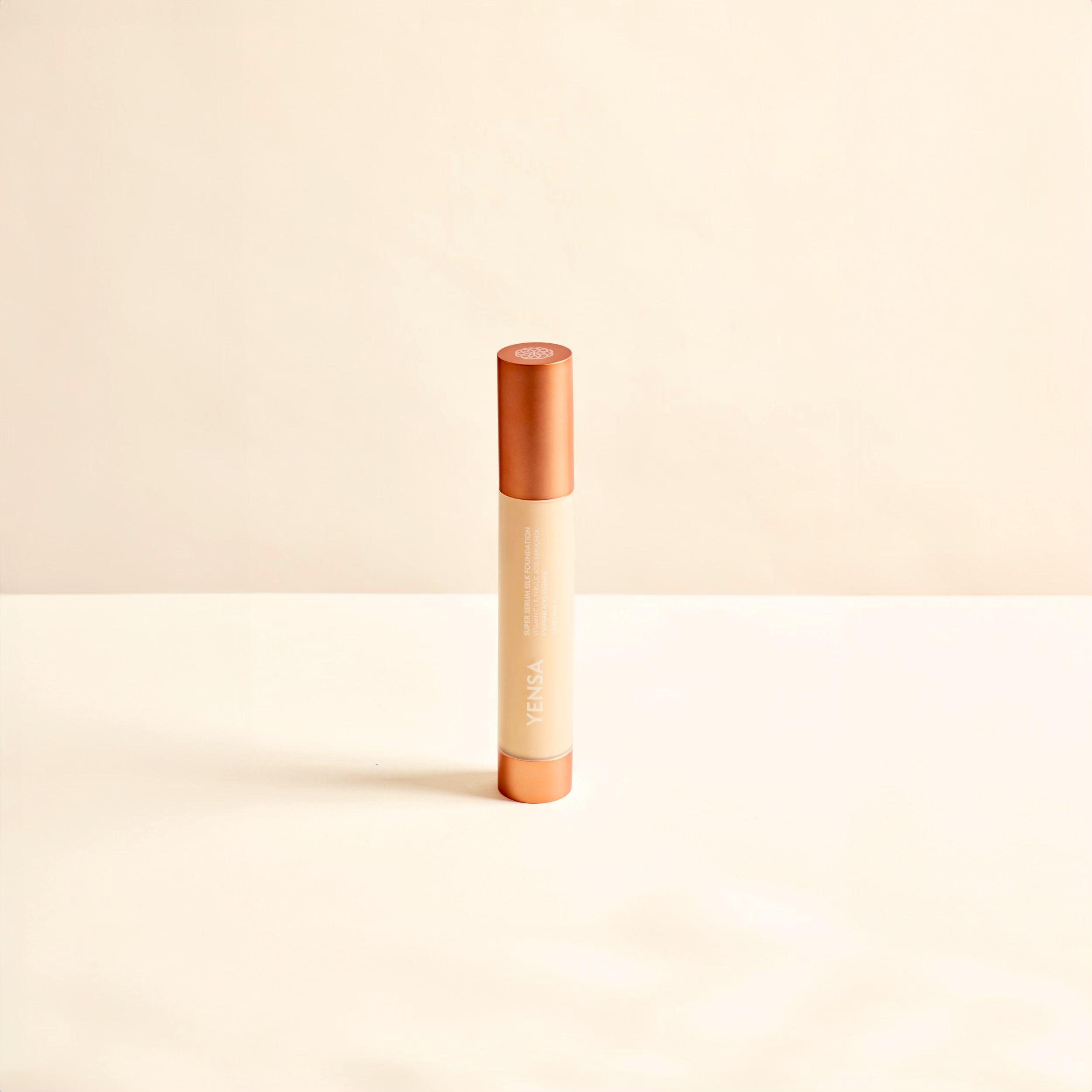 Base de maquillaje con péptidos Super Serum Silk Luminosidad Natural Hidratante para una Piel Radiante