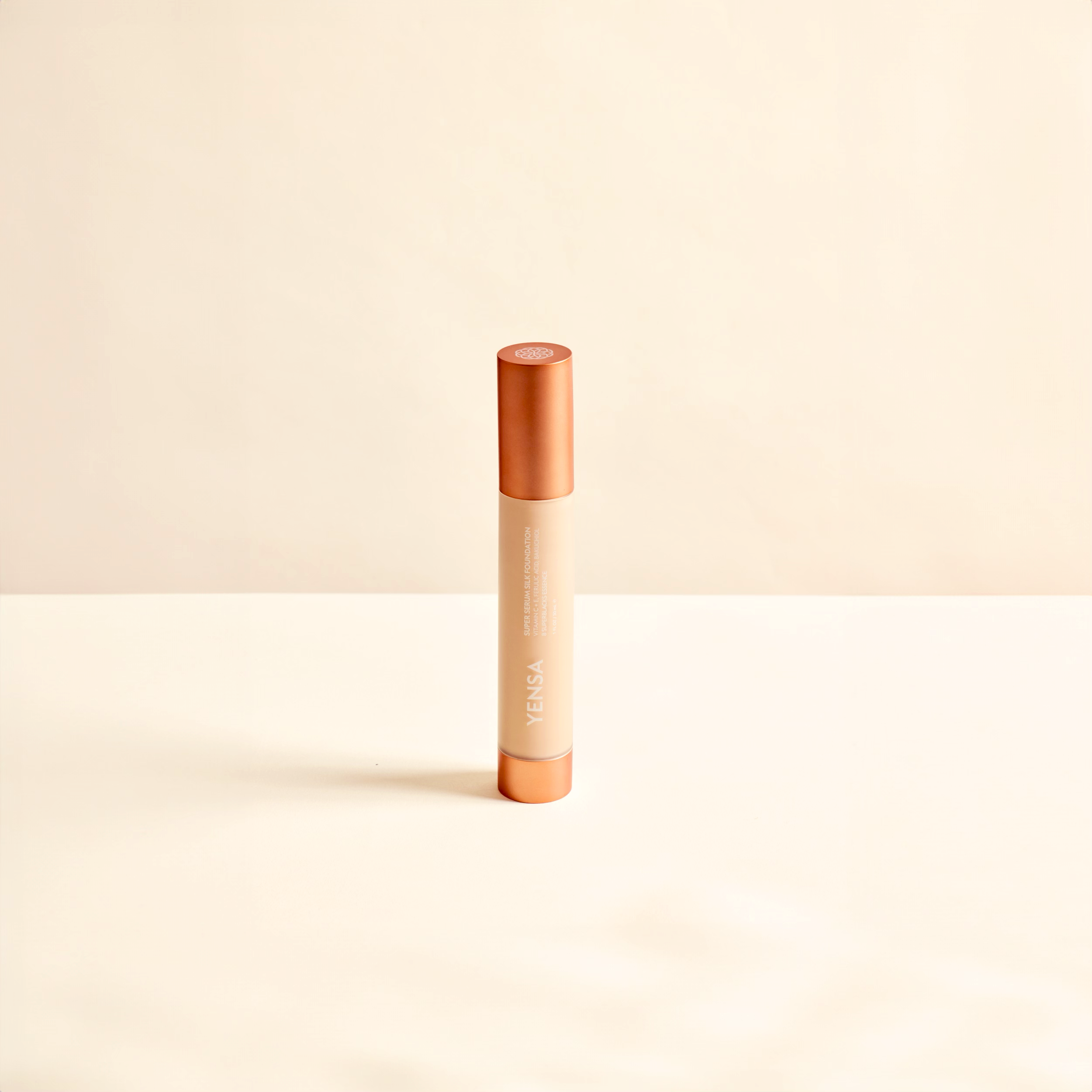 Base de maquillaje con péptidos Super Serum Silk Luminosidad Natural Hidratante para una Piel Radiante