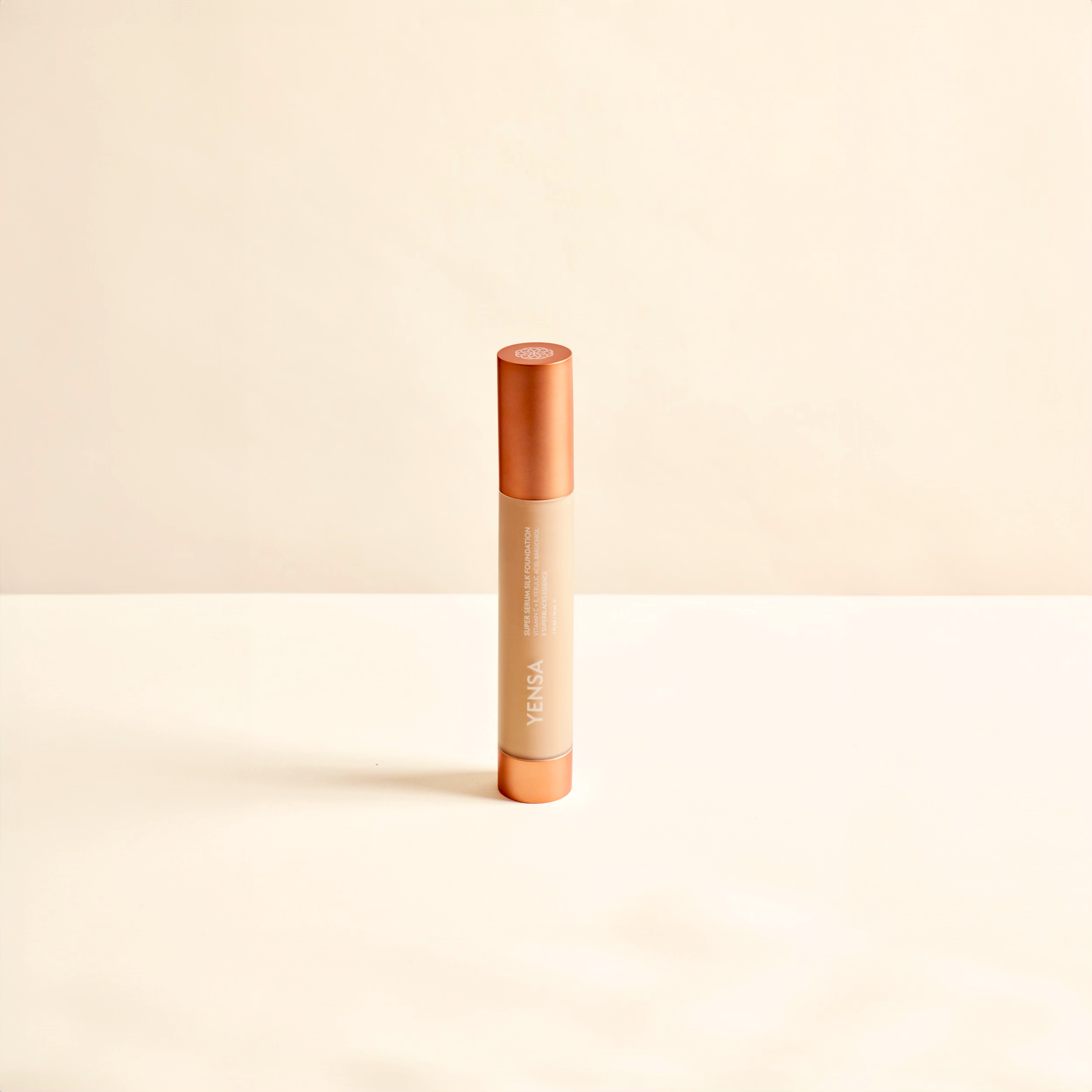 Base de maquillaje con péptidos Super Serum Silk Luminosidad Natural Hidratante para una Piel Radiante