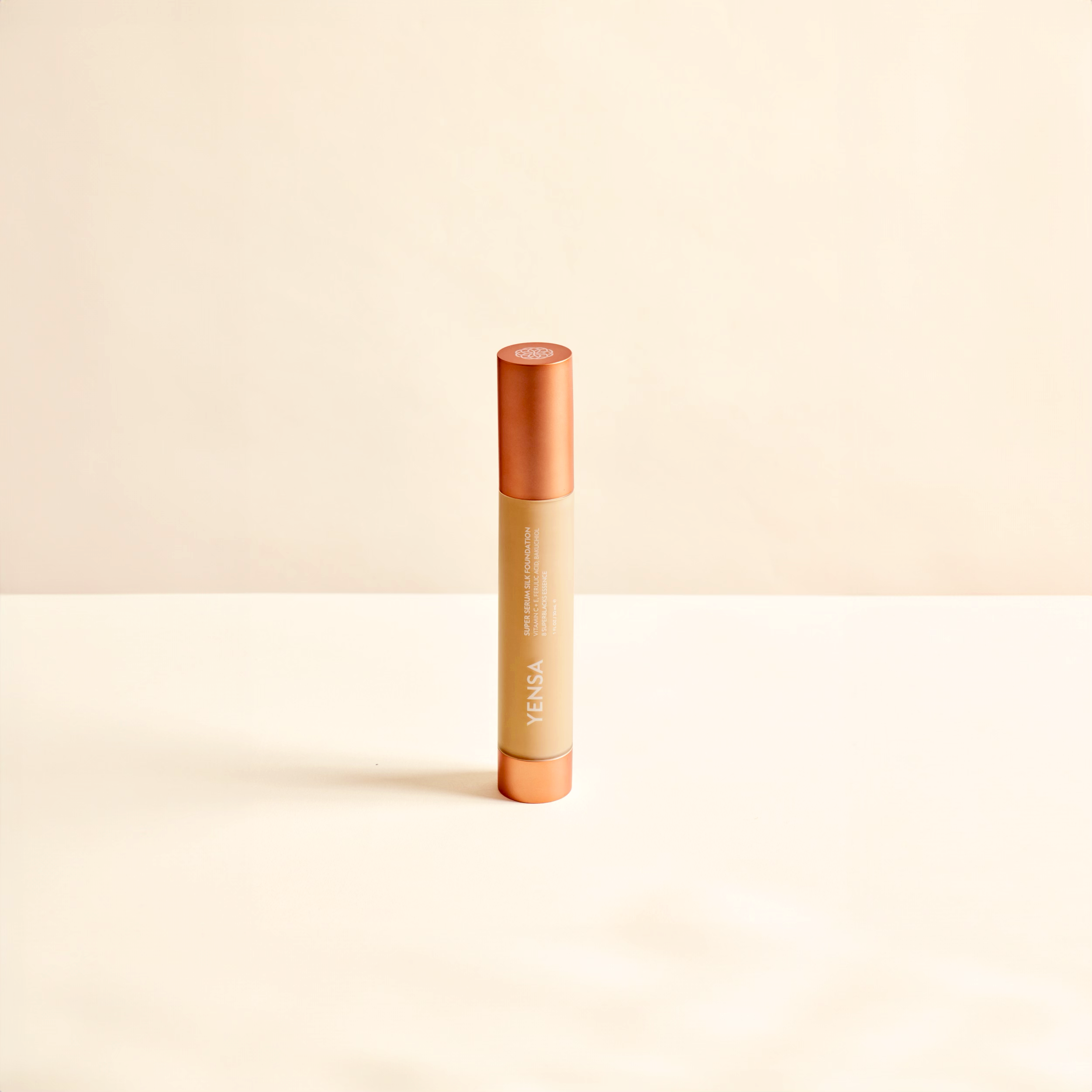 Base de maquillaje con péptidos Super Serum Silk Luminosidad Natural Hidratante para una Piel Radiante